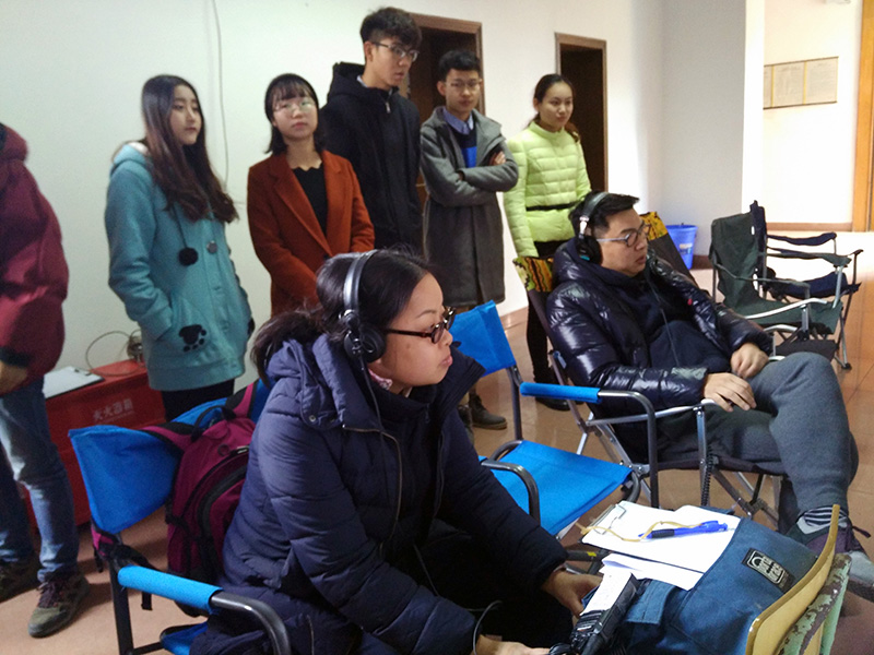 5.陈国辉监制和同学们认真观察拍摄细节.jpg