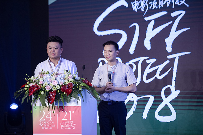 2.肖成刚老师(右一).jpg