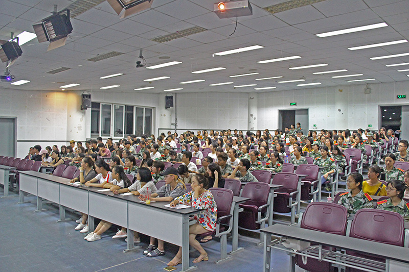 3.同学们观看纪录片.JPG