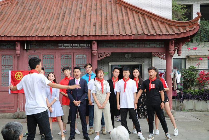 1.同学们为老人表演节目.jpg