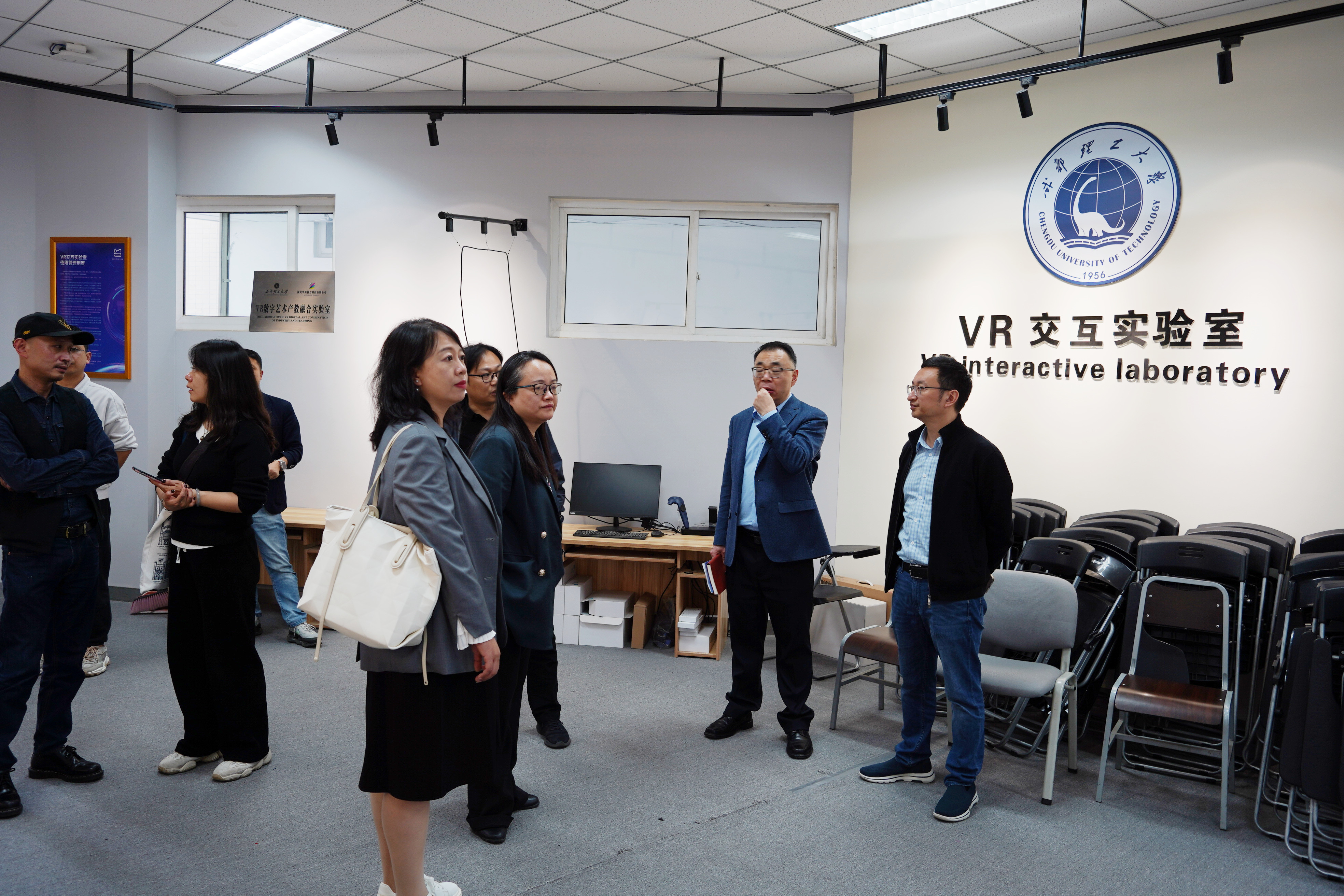 艺学院副院长田力陪同下,详细参观了艺术大楼艺术与传媒实验教学中心