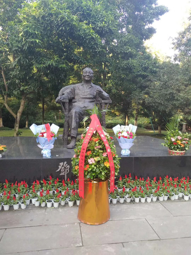 2.为邓小平铜像敬献花篮.jpg