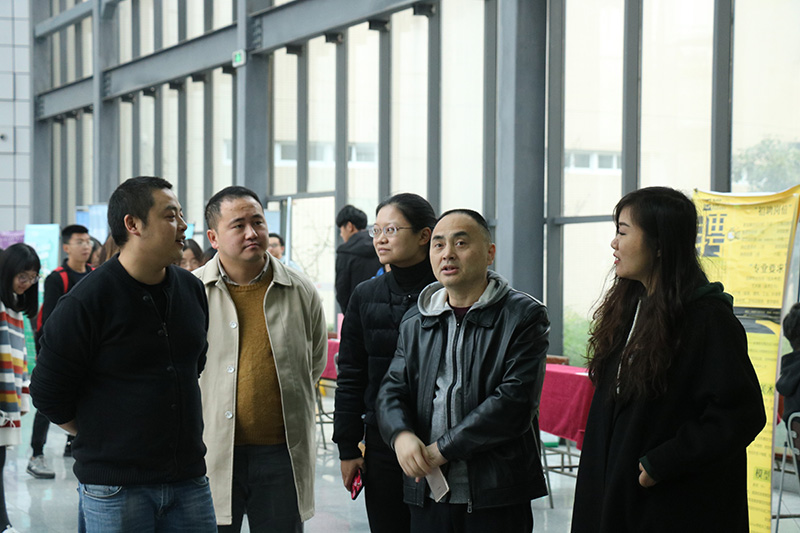 1、刘翼院长与学校就业指导中心老师莅临双选会现场.jpg