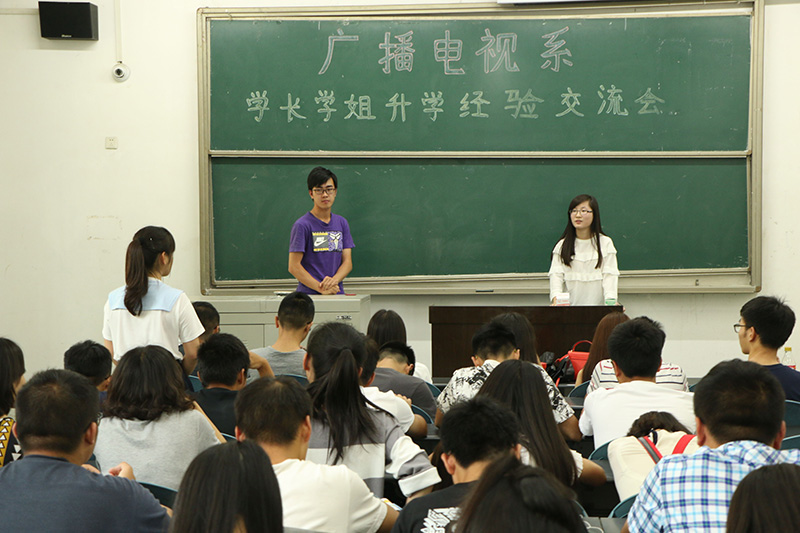 现场同学与胡晓蕊进行交流.jpg