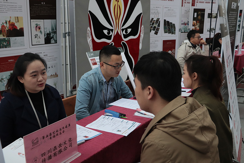 3、双选会现场.jpg