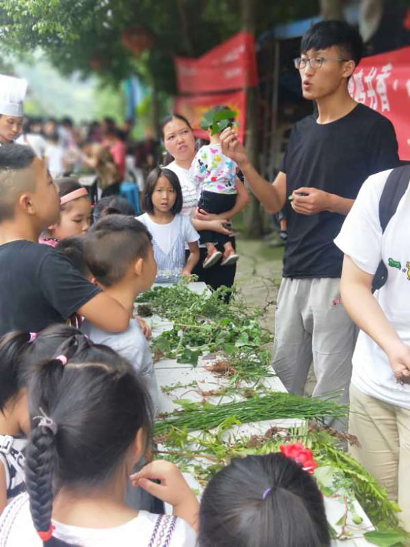 8.志愿者讲解中草药.jpg
