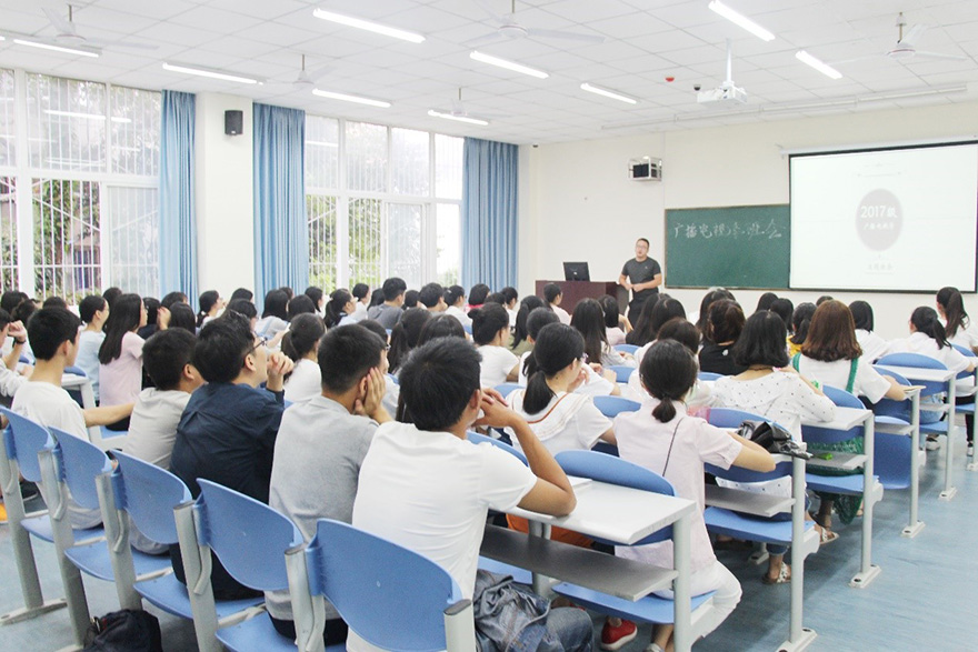 4.石春林老师给新生开班会.jpg