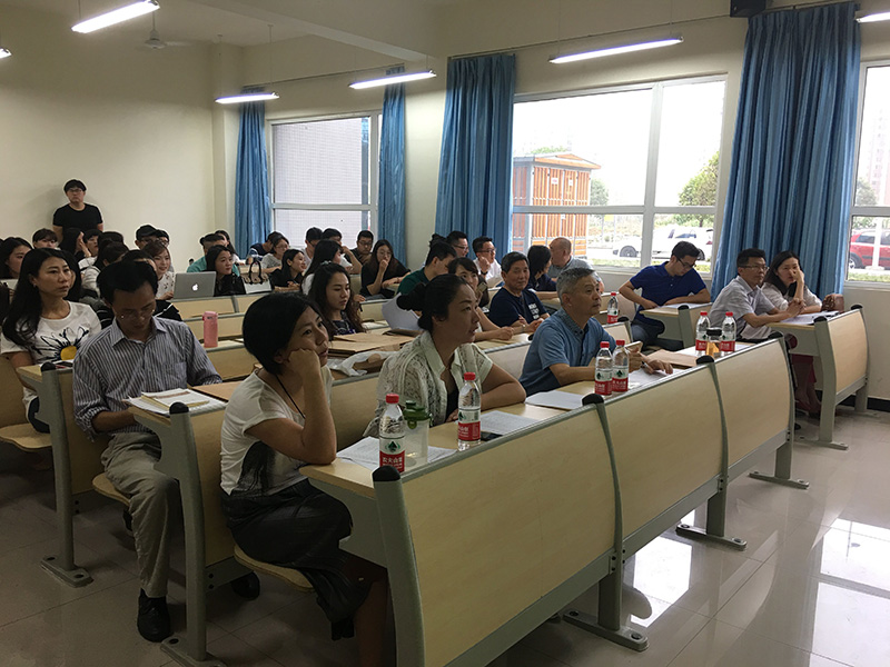 评委老师们认真聆听学生答辩.jpg