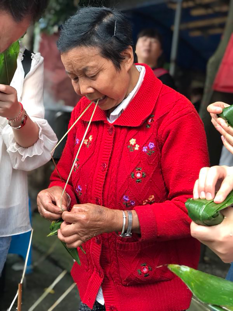 2.老人教大家扎粽子.jpg