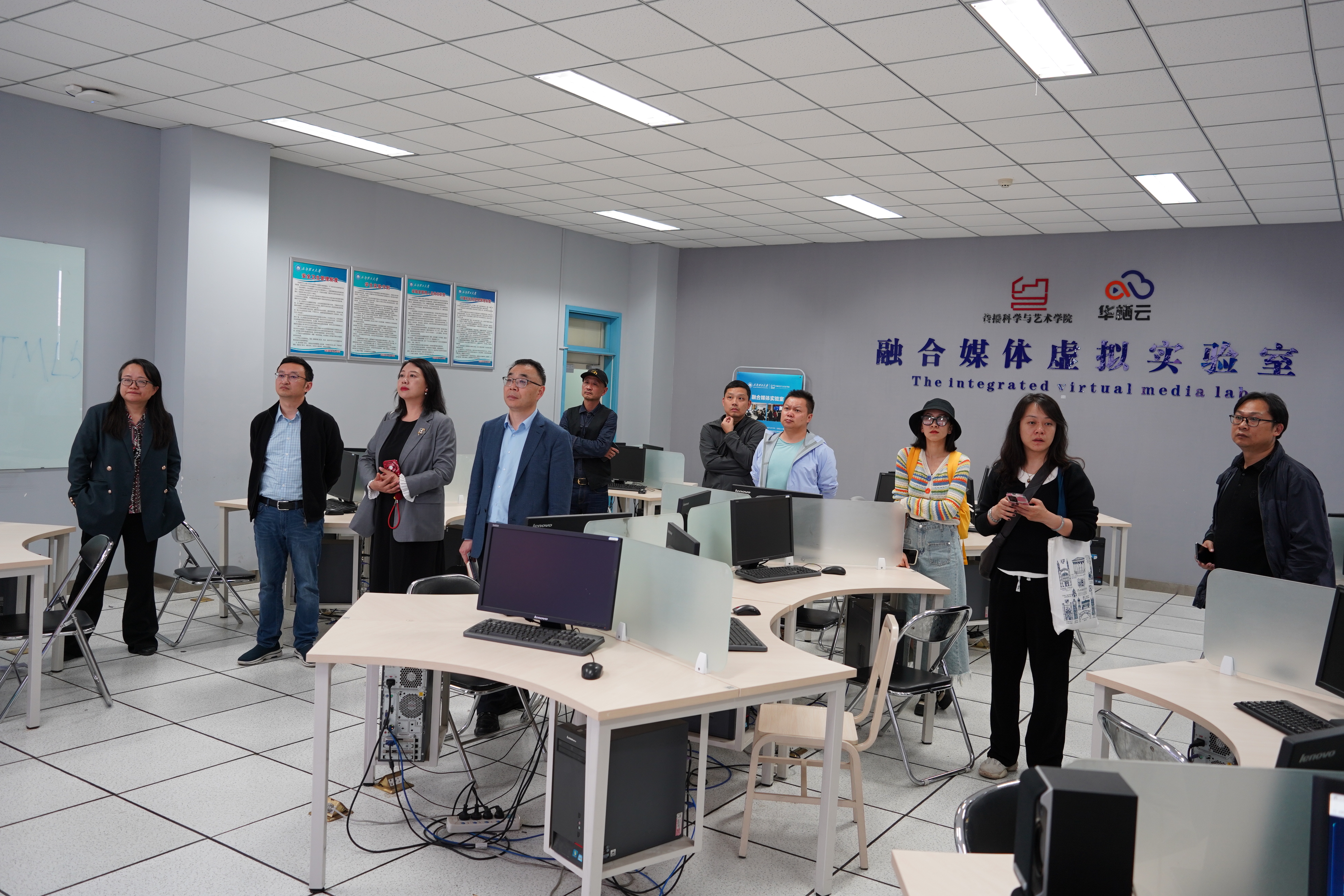 艺学院副院长田力陪同下,详细参观了艺术大楼艺术与传媒实验教学中心