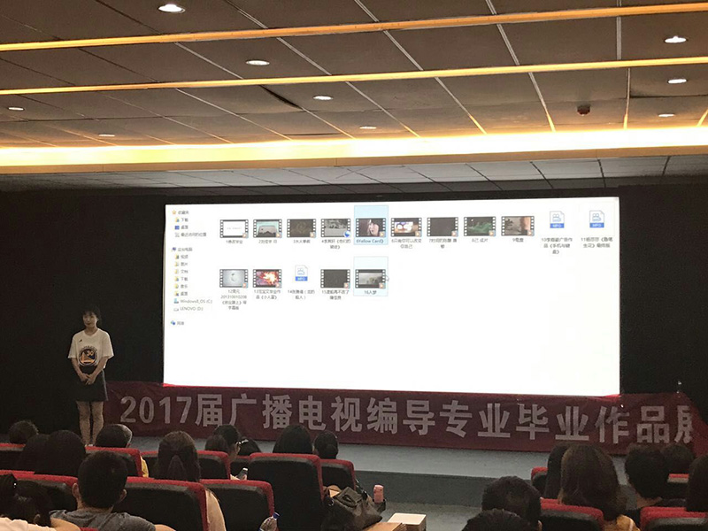 学生分享自己的作品.jpg