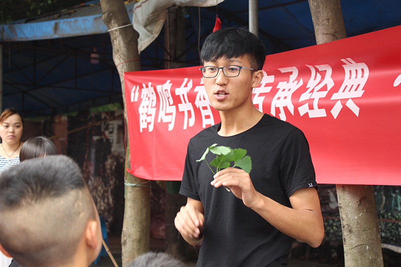 9.志愿者讲解中草药.JPG