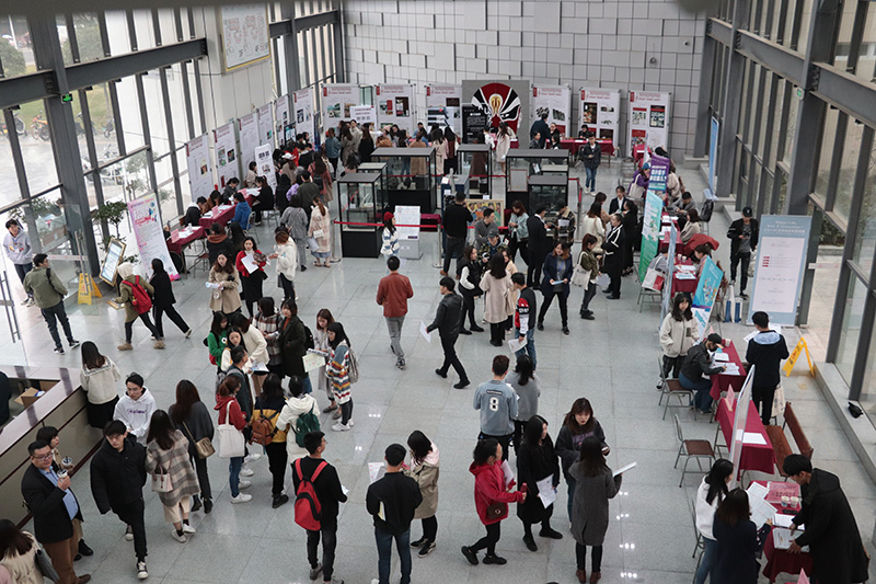 2、双选会现场.jpg