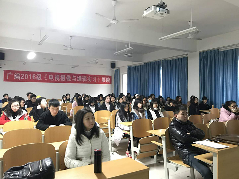 2.编导专业师生认真观看展映.jpg