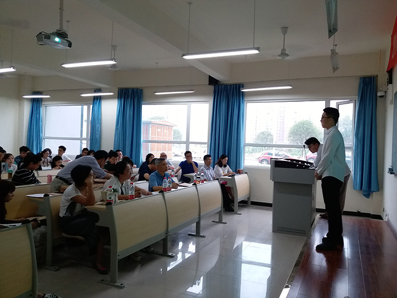 学生认真答辩.jpg