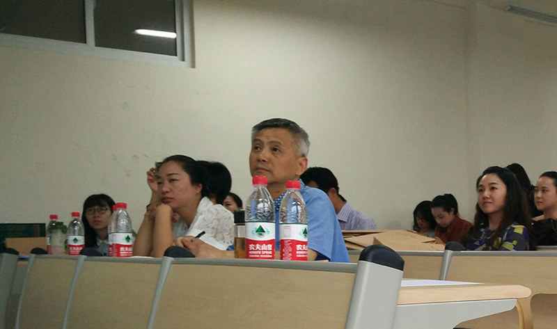 评委老师认真聆听学生答辩.jpg