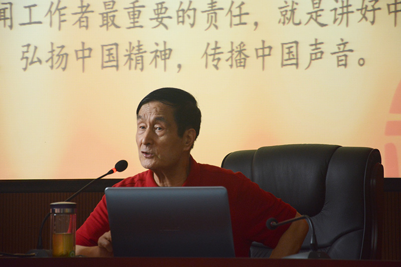 2.邱沛篁教授作讲座.jpg