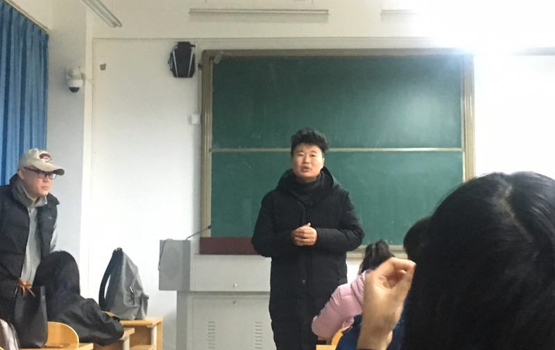 1.专业队长陈卓威和王淳老师进行作品分析.jpg