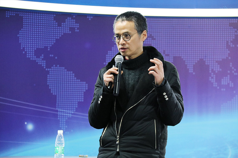 黎朗先生真诚地、耐心地回答问题.jpg